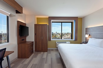 Suite, 1 King Bed, Accessible (Roll-In Shower)