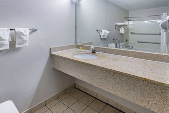 Room, 2 Queen Beds, Accessible (Mobility, Bathtub w/ Grab Bars)