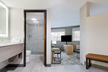 Deluxe Suite, 1 King Bed, Corner