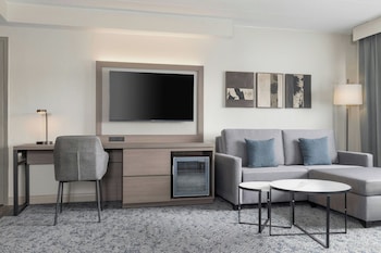 Junior Suite, 1 King Bed with Sofa bed (Mobility/Hearing Accessible, Tub)