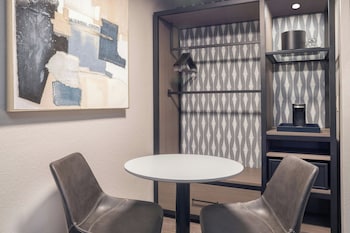 Junior Suite, 1 King Bed with Sofa bed (Mobility/Hearing Accessible, Tub)