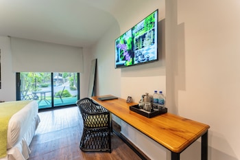 Room, Multiple Beds, Pool Access, Pool View