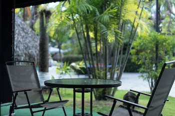Room, Multiple Beds, Pool Access, Pool View