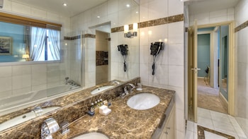 Suite, Sea View