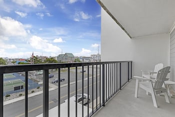 Standard Room, 1 King Bed, Non Smoking, Balcony (Shower Only with Sofabed)