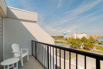 Standard Room, 2 Queen Beds, Non Smoking, Balcony (Shower Only)