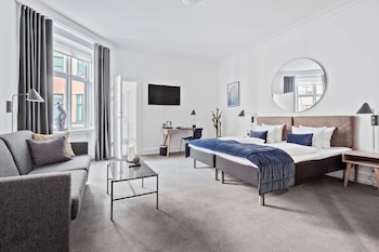 Family Room, 1 King Bed, Non Smoking (with Sofabed)