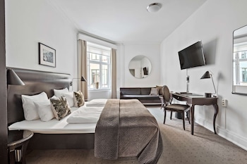 Superior Room, 1 King Bed, Non Smoking (with Single Sofabed)