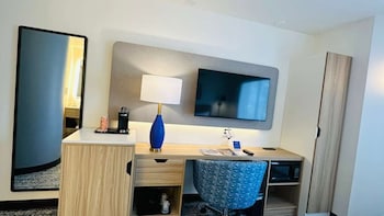 Room, 1 King Bed, Non Smoking (Efficiency, Upgrade)