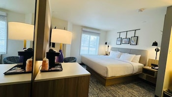 Room, 1 King Bed, Non Smoking (Efficiency, Upgrade)