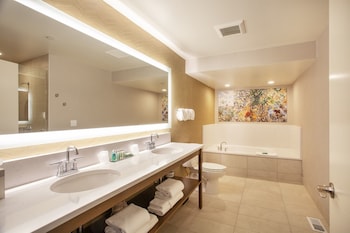 Suite, 1 King Bed, Patio, River View (Presidential)