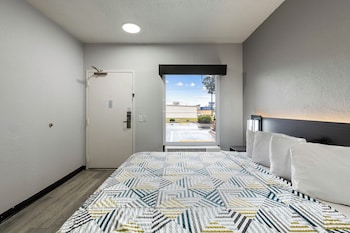 1 Queen Bed | Mobility Accessible Tub, Non-Smoking, Micfridge