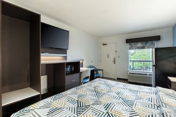 1 King Bed | Non-Smoking, Micfridge