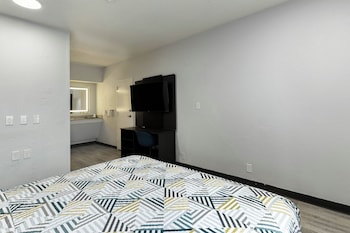 1 Queen Bed | Mobility Accessible Tub, Non-Smoking, Micfridge
