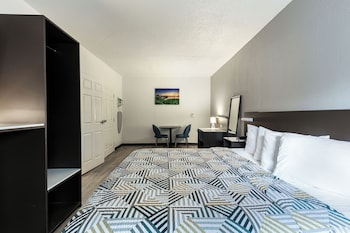 1 King Bed | Suite, Non-Smoking, Micfridge