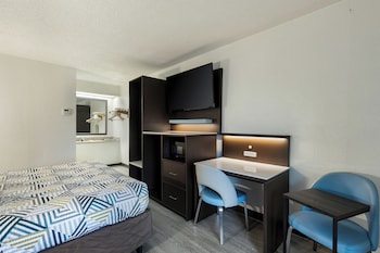 1 Queen Bed | Mobility Accessible Tub, Non-Smoking, Micfridge