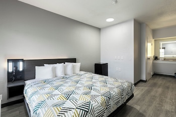 1 Queen Bed | Mobility Accessible Tub, Non-Smoking, Micfridge