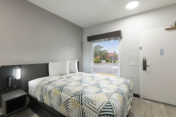 1 King Bed | Mobil Acc RI Shwr Suite Nsmk