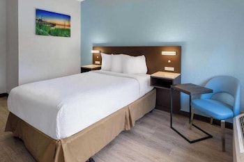 1 Queen Bed | Mobility Accessible Tub, Non-Smoking, Micfridge