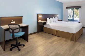 1 Queen Bed | Mobility Accessible Tub, Non-Smoking, Micfridge