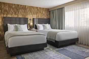 Room, 2 Queen Beds, Accessible (Mobility, Roll-In Shower)