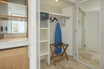 Room, 2 Double Beds, Pool View
