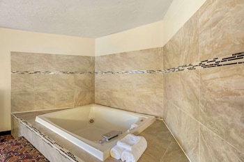 Suite, 1 King Bed, Non Smoking, Jetted Tub (with Sofabed)