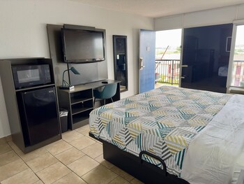 Standard Room, 1 King Bed, Accessible, Non Smoking