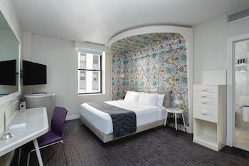 Room, 1 King Bed (Silver)