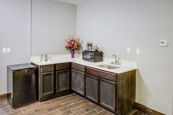 Suite, 2 Queen Beds, City View
