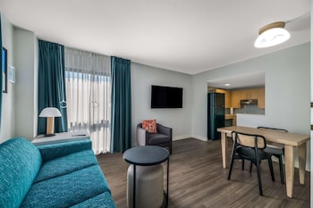 Suite, Multiple Beds (Suite-King+Queen, Mobility Accessible)