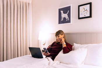 Suite, 1 Queen Bed, Accessible (Mobility Tub One Bedroom)