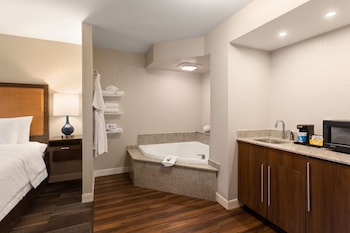 Suite, 1 King Bed with Sofa bed, Jetted Tub