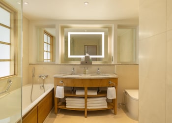 Family Suite, Multiple Beds, Bathtub