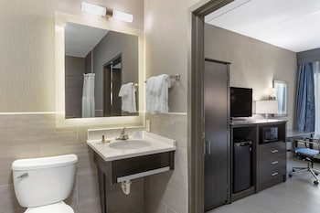 Standard Room, 1 King Bed, Accessible, Refrigerator & Microwave (1st Floor)