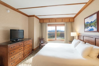 Premium Suite, 1 King Bed with Sofa bed, Kitchenette, Mountain View