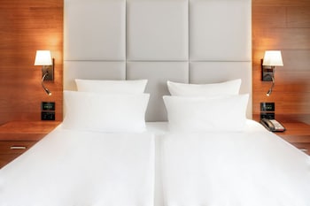Executive Room, 1 King Bed, Lake View