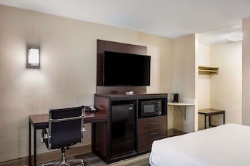 Standard Room, 1 Queen Bed, Non Smoking, Refrigerator & Microwave