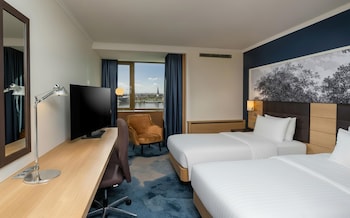Deluxe Room, 2 Twin Beds, River View