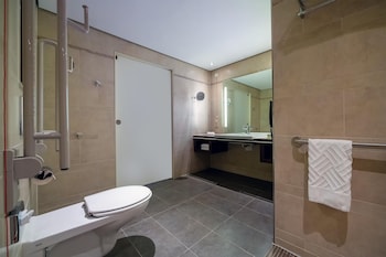 Studio, 1 King Bed, Accessible