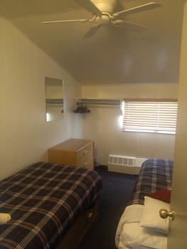 Economy Twin Room, 2 Twin Beds (PRIVATE HOSTEL) (SHARED BATHROOM)