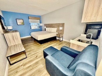 Suite, 1 King Bed, Non Smoking, Kitchenette