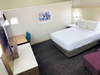 Deluxe Room, 1 King Bed (Deluxe Queen)