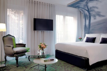 Junior Suite, 1 King Bed with Sofa bed