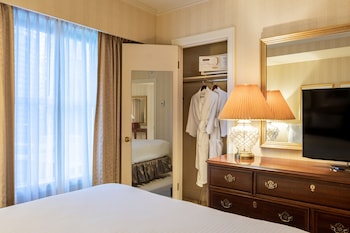 Suite, 1 Queen Bed (Corner Suite)