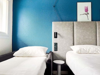 Room 1 double bed and 1 child bed under 12 years old