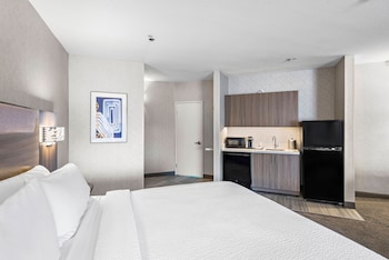Suite, 1 King Bed, Kitchenette