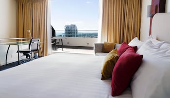 Suite, 1 King Bed, Balcony, Ocean View (Club Lounge Access)