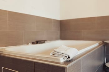 Romantic Single Room, 1 King Bed, Jetted Tub