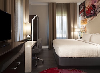 Standard Room, 1 King Bed (Fox Theater View)